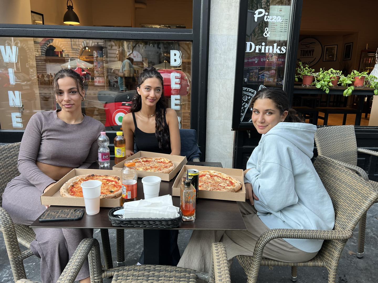 more-guests-enjoying-authentic-Italian-pizza-in-Tommy-Di-Napoli-By-Gennaro