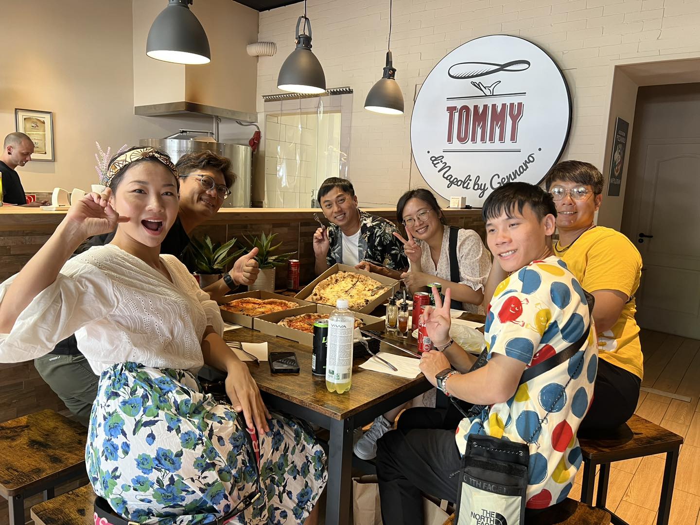 guests-enjoying-authentic-Italian-pizza-in-Tommy-Di-Napoli-By-Gennaro